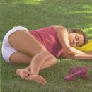 Sara spi na travi