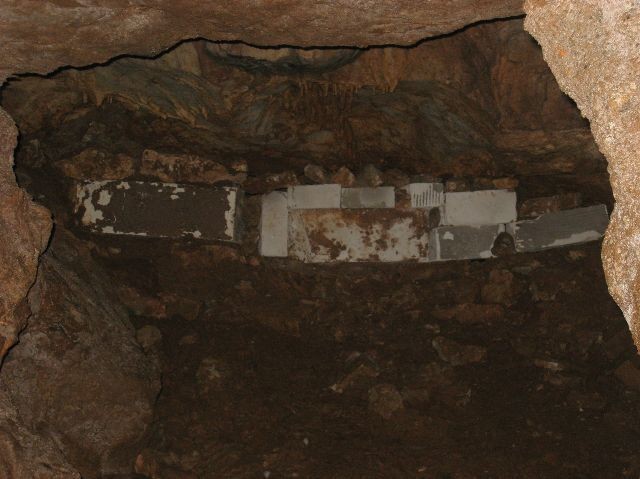 Tako so zazidali odprtino skozi katero je jamo odkril prebivalec, ki se je leta 1969 lotil