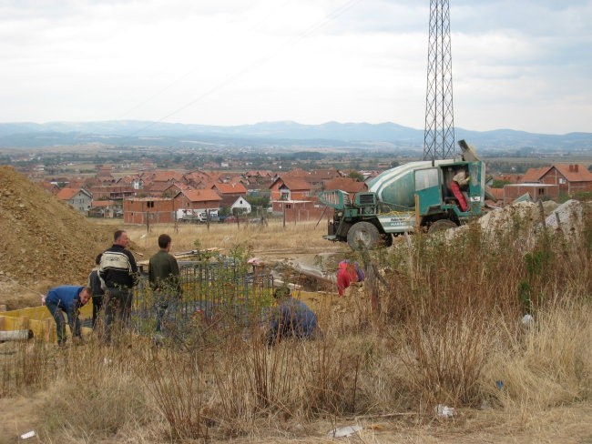 Vas nad Podujevim. Za vaščane je gradnja bazne postaje glavna atrakcija.