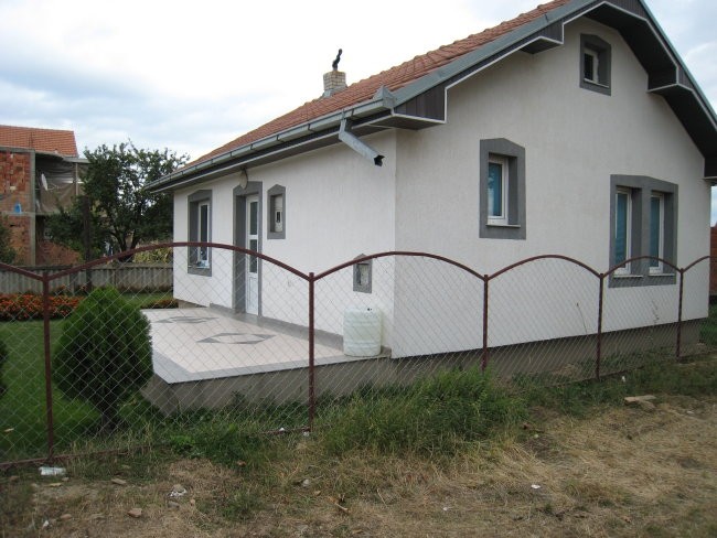 Podujevo. Hiša na obrobju mesta.