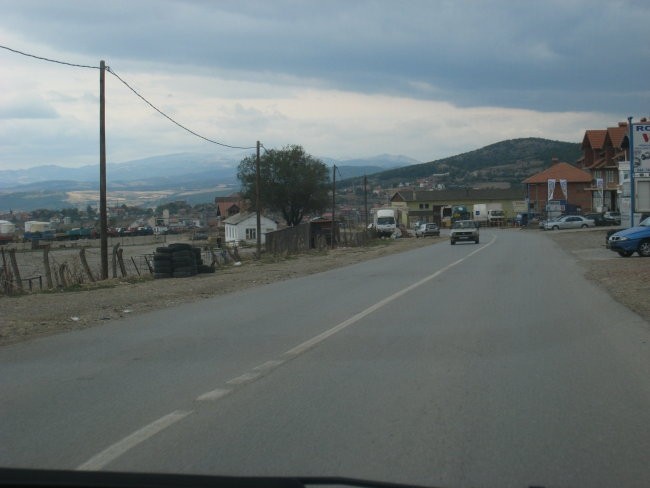 Zapuščamo predmestje Prištine ...
