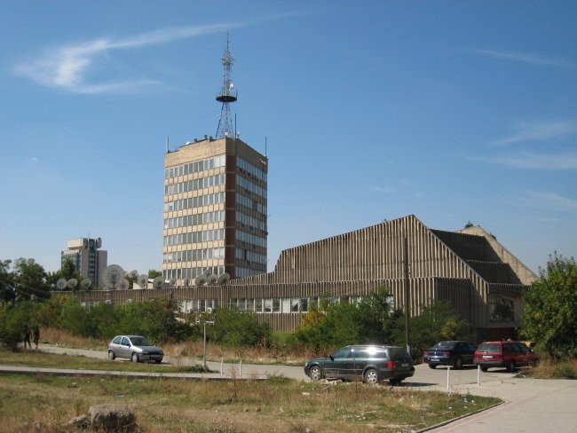 Stavba RTK (Radio & TV Kosova).  V 5. nadstropju je tudi sedež iPKO Net-a.