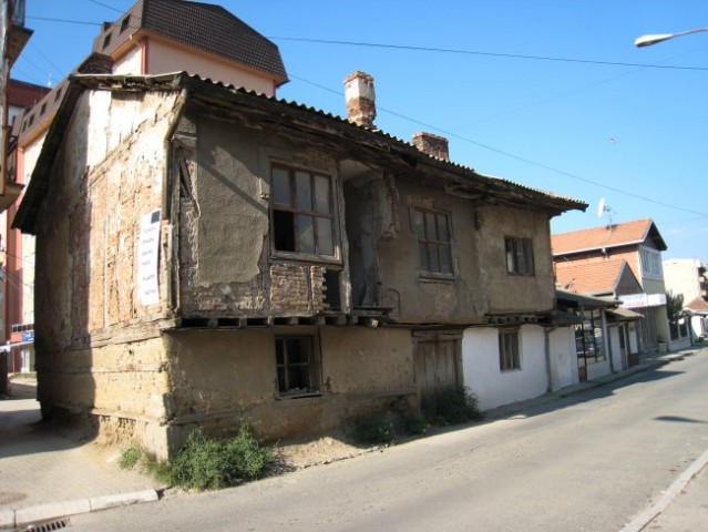 Ena redkih starih, zapuščenih hiš v centru mesta