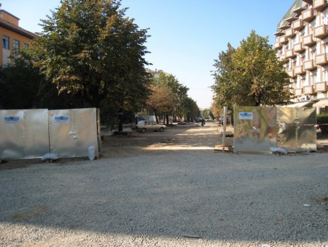 Cesta Matere Tereze - še vedno razkopana čaka na prenovo.