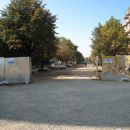 Cesta Matere Tereze - še vedno razkopana čaka na prenovo.
