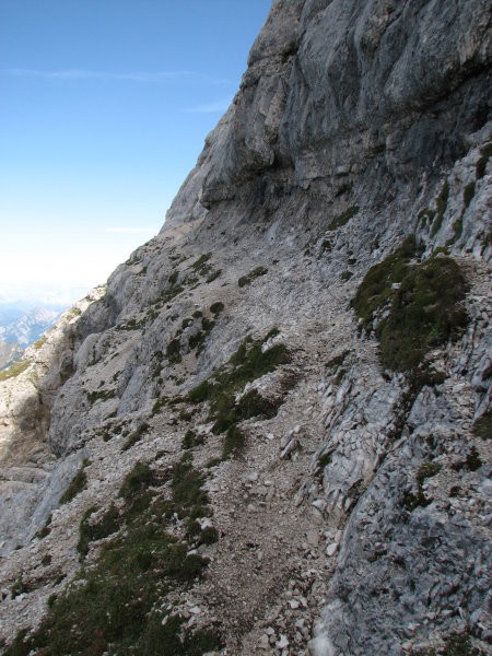 po ozkih, zagruščenih policah