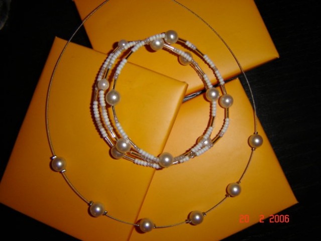 Kompletek ogrlica in zapestnica - razne bele perlice
