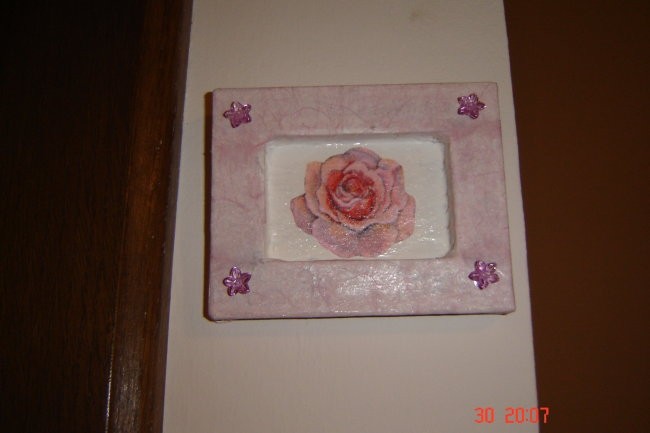 okvirček obdelan s servietno t. in riževim papirjem - za blišč poskrbijo štiri rožašte per