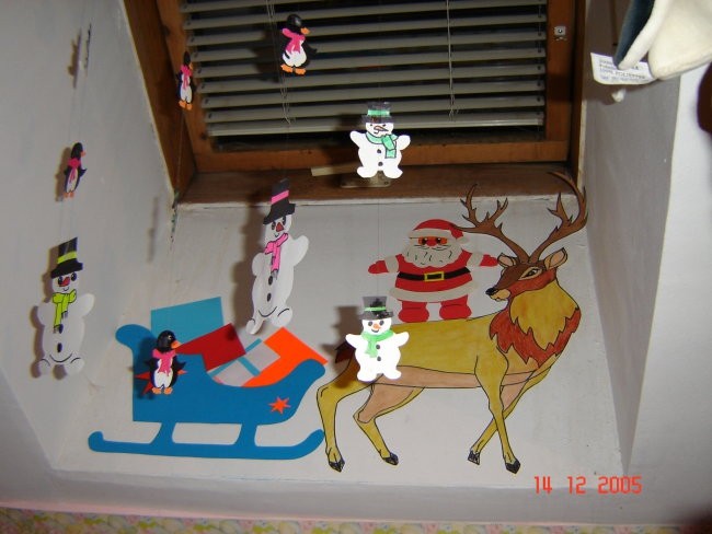 prostoročno narisan in pobarvan  jelen vozi Božička