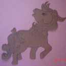 na papir sem narisala konjička iz risanke my little pony...