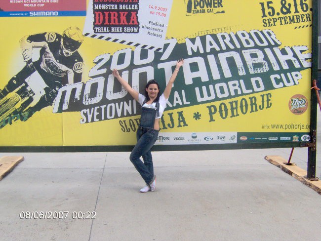 ...pred plakatom...