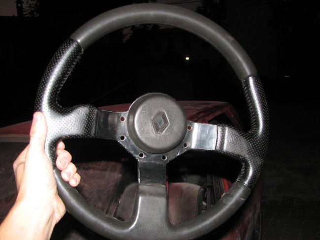 R5GTT steering wheel
